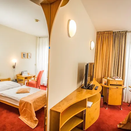 Set Hotel