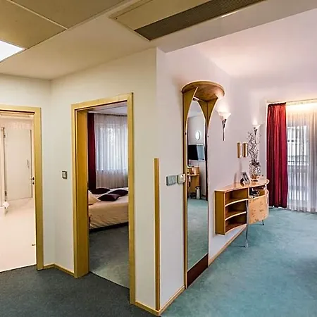 Set Hotel